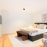 Luxurious Studio Retreat In Porto By Lovelystay