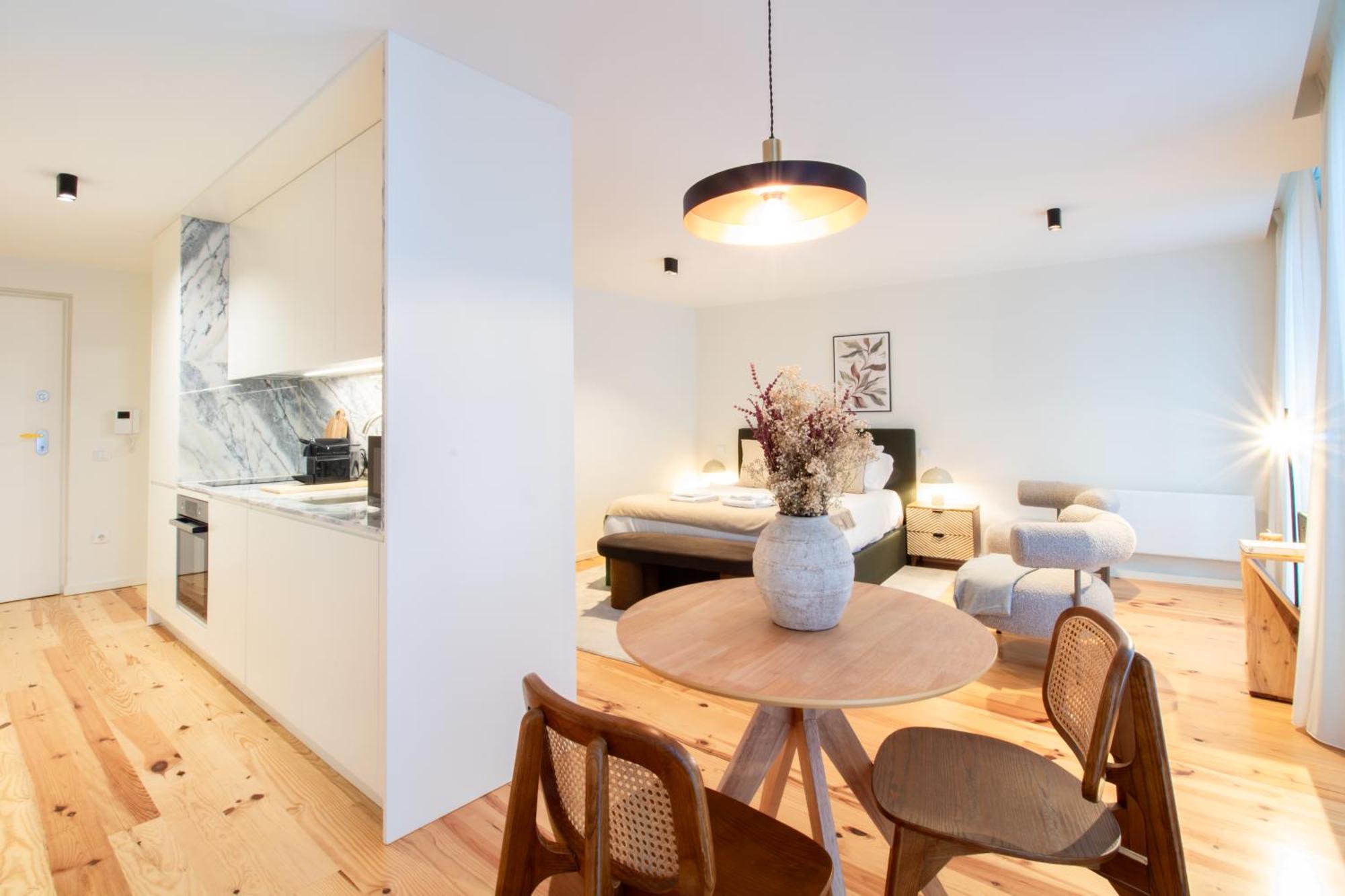 Luxurious Retreat In By Lovelystay Oporto
